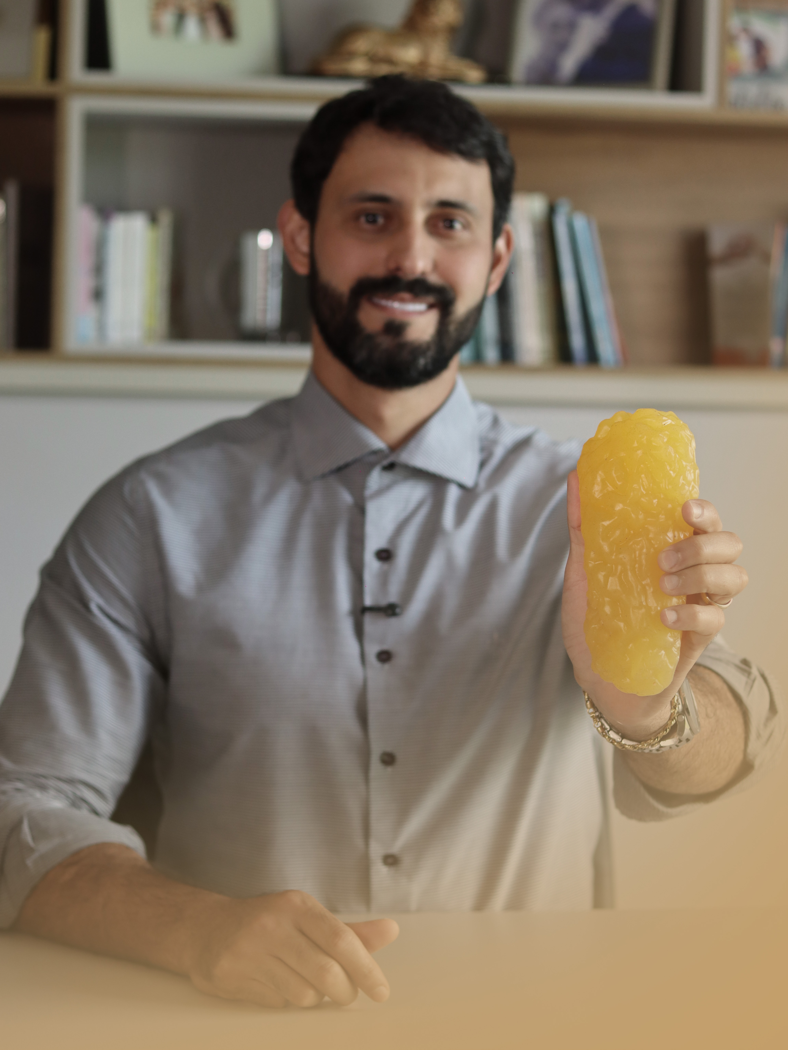 Dr. Renato Camargo segurando objeto demonstrativo